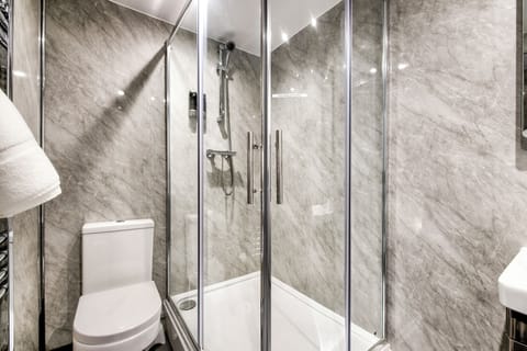 Deluxe Single Room, 1 Twin Bed, Sea View | Bathroom | Free toiletries, hair dryer, towels, soap