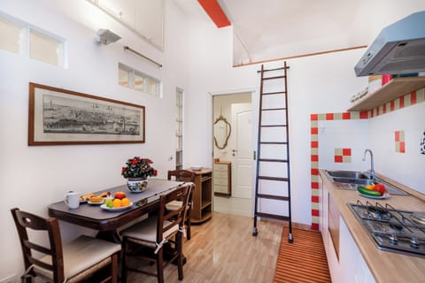 Fridge, oven, stovetop, coffee/tea maker