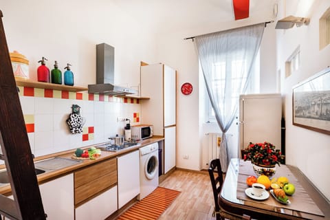 Fridge, oven, stovetop, coffee/tea maker