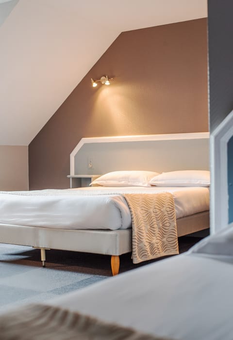 Family Triple Room | Desk, laptop workspace, soundproofing, free WiFi