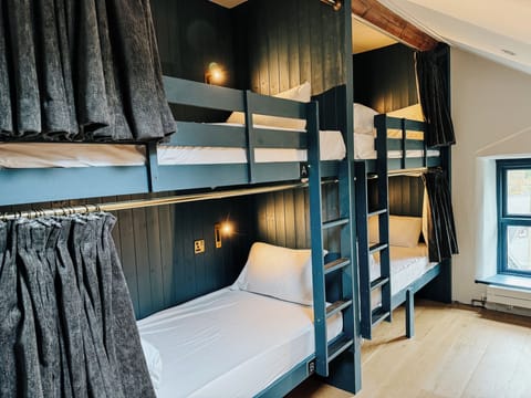 Hypo-allergenic bedding, free WiFi, bed sheets