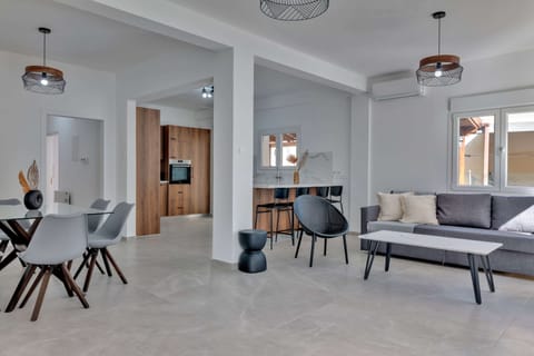 Luxury Apartment | 3 bedrooms, in-room safe, blackout drapes, iron/ironing board