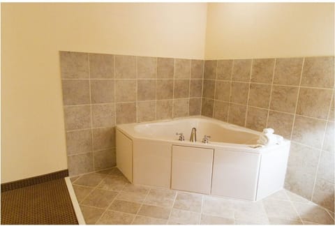 Elite Room | Bathroom amenities | Combined shower/tub, free toiletries, bathrobes, towels