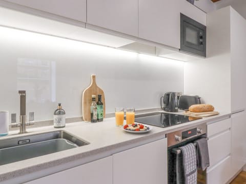 Dishwasher, electric kettle, toaster, cookware/dishes/utensils