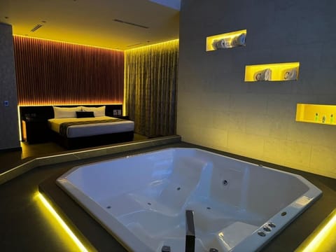 Deluxe Suite, Jetted Tub | Laptop workspace, free WiFi, bed sheets