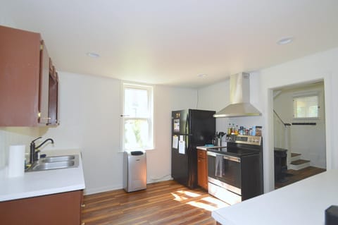 House, Multiple Beds (Broadway Cottage - Convenient locatio) | Private kitchen | Coffee/tea maker