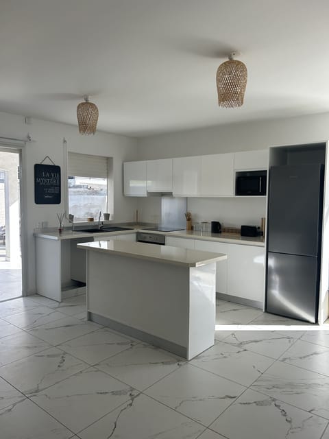 House | Shared kitchen | Espresso maker, coffee/tea maker, shared fridge, shared microwave