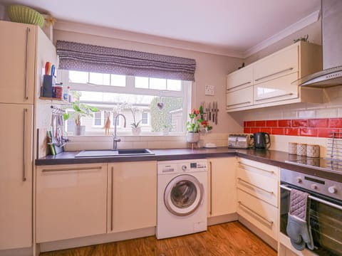 Dishwasher, electric kettle, toaster, cookware/dishes/utensils