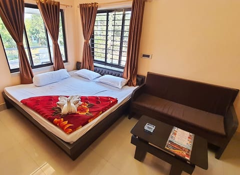 Deluxe Quadruple Room | Desk, laptop workspace, bed sheets