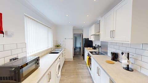 House | Private kitchen | Fridge, microwave, oven, stovetop