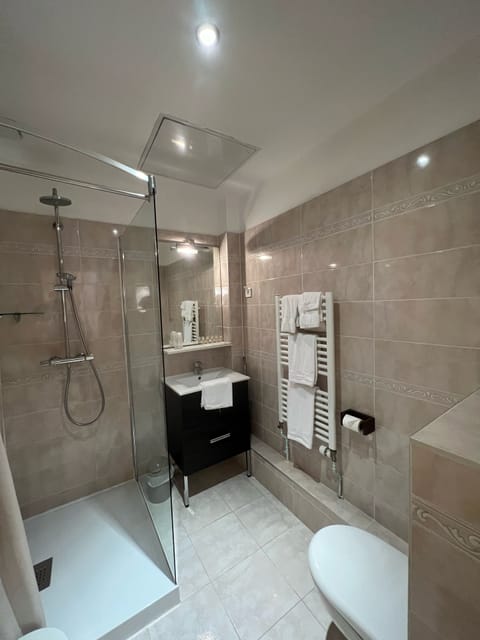 Family Room | Bathroom | Free toiletries, hair dryer, towels