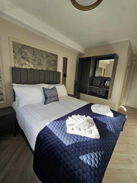 City Double Room | Iron/ironing board, free WiFi, bed sheets