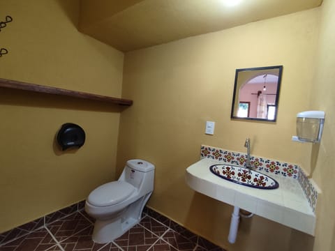 Economy Room, Multiple Beds, Ensuite | Bathroom