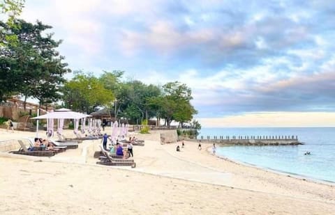 Beach nearby, white sand, beach bar