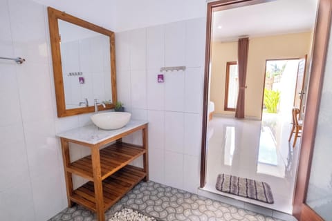 Deluxe Twin Room | Bathroom | Shower, rainfall showerhead, free toiletries, towels