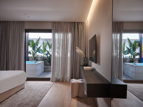 Suite with Hot Tub | Egyptian cotton sheets, premium bedding, Select Comfort beds, minibar