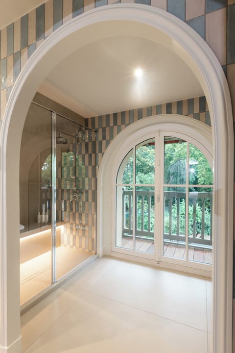 Deluxe Room, 1 King Bed | Bathroom | Hair dryer, bathrobes, slippers, towels