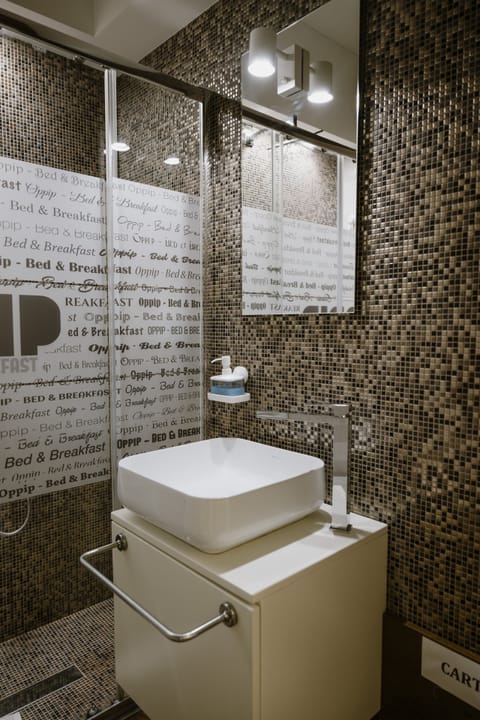 Standard Double or Twin Room, City View (Albero) | Bathroom | Hair dryer, bathrobes, bidet, towels