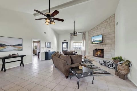 House, Multiple Beds, Hot Tub (508 Views Blvd) | Living area | Fireplace
