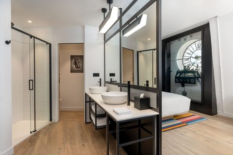 Suite, 1 King Bed with Sofa bed, City View | Premium bedding, minibar, in-room safe, desk