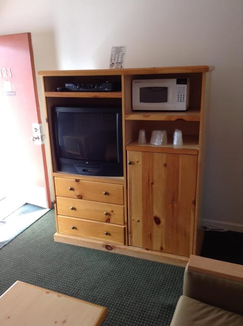 Room, 1 Queen Bed | Free WiFi, bed sheets