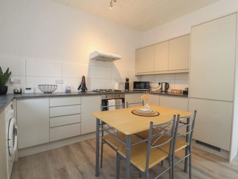 Cottage | Private kitchen | Fridge, electric kettle, toaster, cookware/dishes/utensils