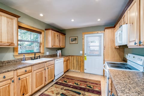 Cottage #15A | Private kitchen | Mini-fridge, microwave, stovetop, dishwasher