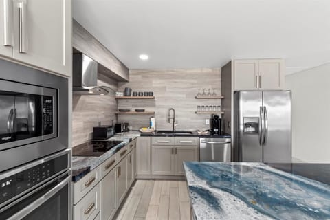 Condo, 1 King Bed with Sofa bed (The Summit 616) | Private kitchen