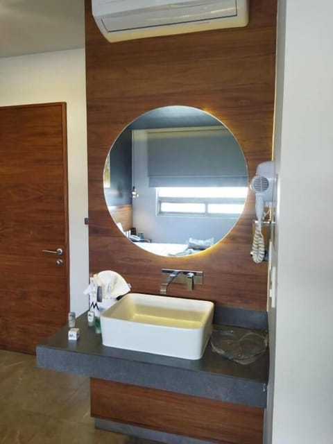 Elite Room, 1 King Bed | Bathroom | Shower, rainfall showerhead, towels, soap