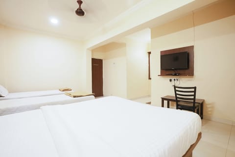 Duplex | Desk, blackout drapes, rollaway beds, free WiFi
