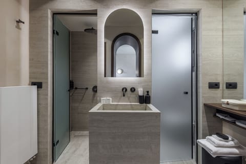 Shower, rainfall showerhead, free toiletries, hair dryer