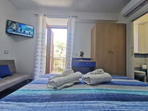 Deluxe Room | Desk, blackout drapes, free WiFi