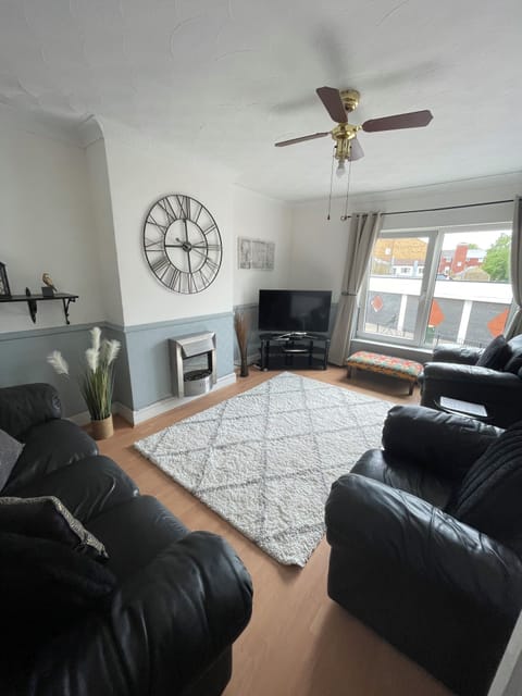 Apartment | Living area | TV, fireplace