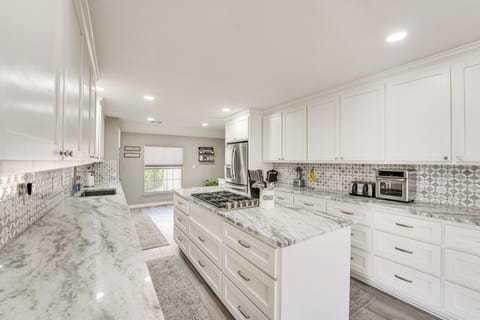 House (5 Bedrooms) | Interior