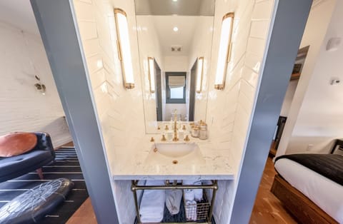 Queen Suite | Bathroom | Shower, hair dryer, bathrobes, towels