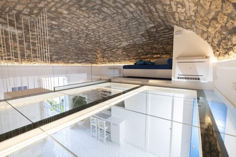 Deluxe Duplex | Premium bedding, down comforters, in-room safe, individually decorated