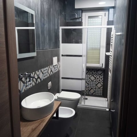 City Triple Room | Bathroom | Rainfall showerhead, hair dryer, bidet, towels