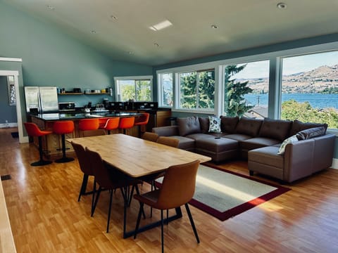 Panoramic Apartment, Private Bathroom (Water Street Retreat) | Lounge