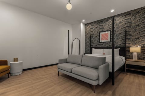 Deluxe Room, 1 King Bed | Hypo-allergenic bedding, minibar, in-room safe, desk