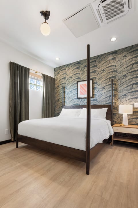 Hypo-allergenic bedding, minibar, in-room safe, desk