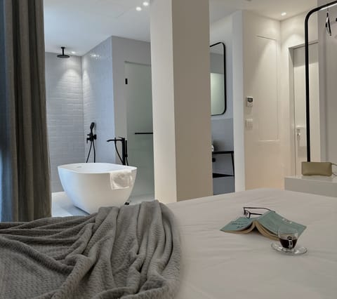 DAPHNE SUITE BY K&K | Iron/ironing board, free WiFi, bed sheets