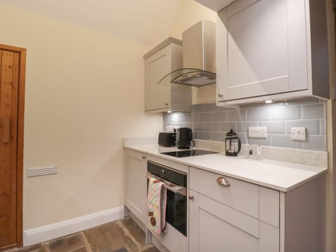 Dishwasher, electric kettle, toaster, cookware/dishes/utensils