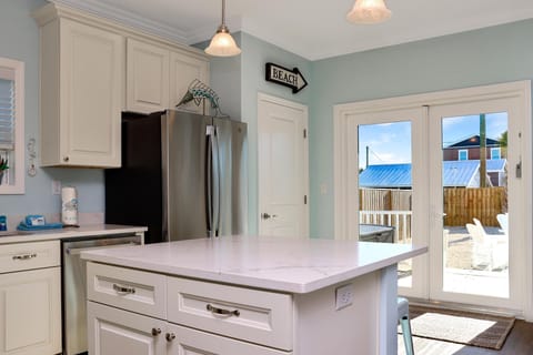 House, Multiple Beds (Casa Linda) | Private kitchen | Oven, toaster