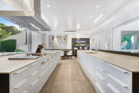 Luxury House, Multiple Beds, Pool Access, Pool View (Rising Glen) | Private kitchen | Fridge, microwave