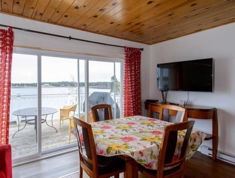Luxury Suite, Sea View | Living area | 32-inch LCD TV with cable channels