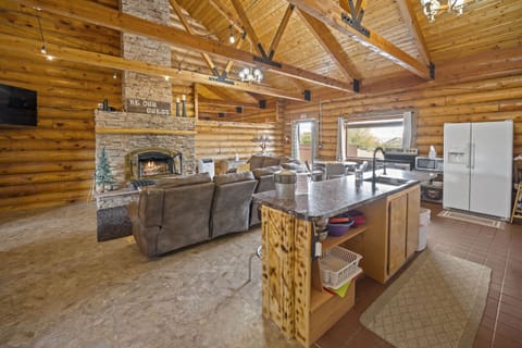 House, Private Bathroom (Full) | Lounge