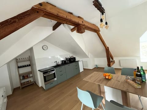 Loft | Blackout drapes, iron/ironing board, free WiFi