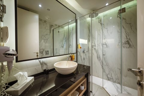 Premium Apartment | Bathroom | Shower, free toiletries, hair dryer, bathrobes