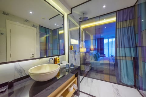 Premium Room | Bathroom | Shower, free toiletries, hair dryer, bathrobes