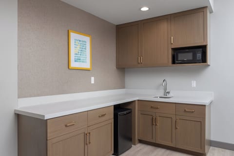 Desk, laptop workspace, iron/ironing board, free WiFi